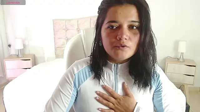 mia traveluxe online show from October 5, 2025, 2:10 am