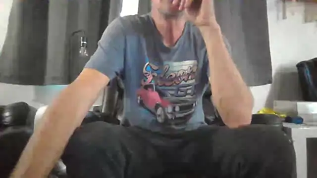 Snapshot of Lovyourpuss chatting on July 19, 2026, 2:15 am Lovyourpuss online show from July 19, 2026, 2:15 am
