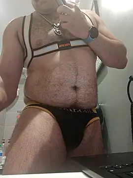 Snapshot of CloudyMuscleBeefy chatting on November 18, 2025, 2:32 pm CloudyMuscleBeefy online show from November 18, 2025, 2:32 pm