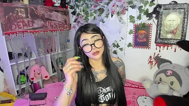 sarahminage  online show from October 23, 2025, 10:52 pm