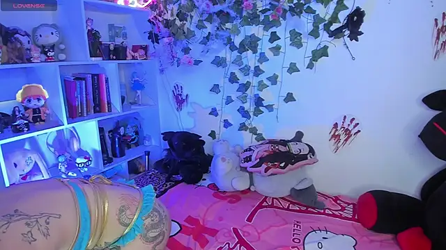 sarahminage  online show from November 11, 2025, 5:57 pm