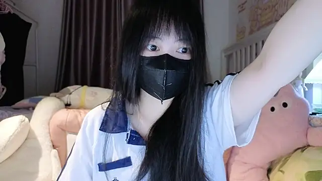 love-uiui online show from October 14, 2025, 3:02 pm