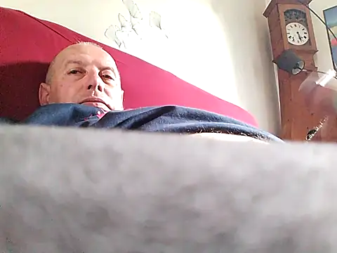 Snapshot of Vince072 chatting on May 10, 2026, 9:25 am Vince072 online show from May 10, 2026, 9:25 am