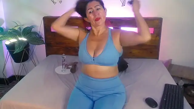 Yeseniaa25  online show from September 23, 2025, 7:06 pm