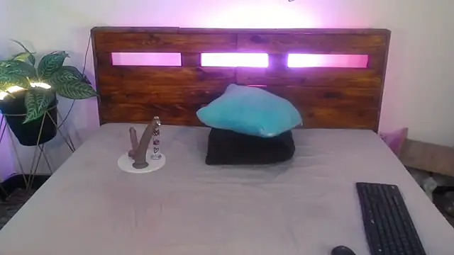 Yeseniaa25  online show from October 2, 2025, 12:56 pm