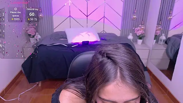 alesiamoore online show from April 23, 2026, 7:38 pm