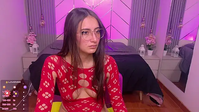 Snapshot of alesiamoore chatting on July 10, 2026, 4:20 pm alesiamoore online show from July 10, 2026, 4:20 pm