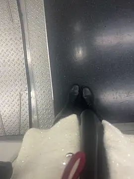 xiaoyuan01 online show from December 23, 2025, 1:36 am