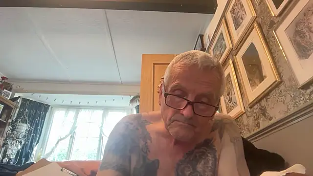 Snapshot of poggles chatting on July 9, 2026, 3:16 pm poggles online show from July 9, 2026, 3:16 pm