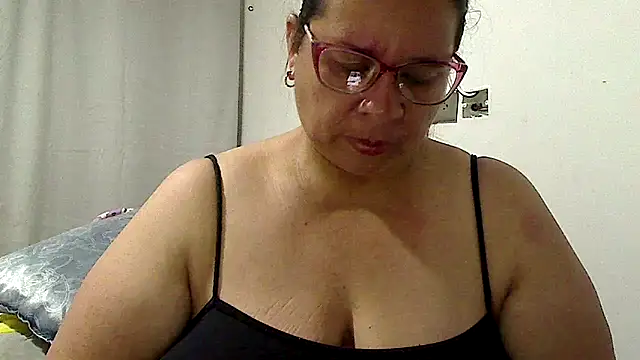 Snapshot of luciana69hot chatting on June 3, 2026, 11:21 pm luciana69hot online show from June 3, 2026, 11:21 pm