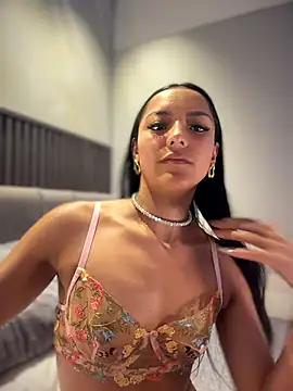 im-isabella online show from April 18, 2026, 3:38 pm