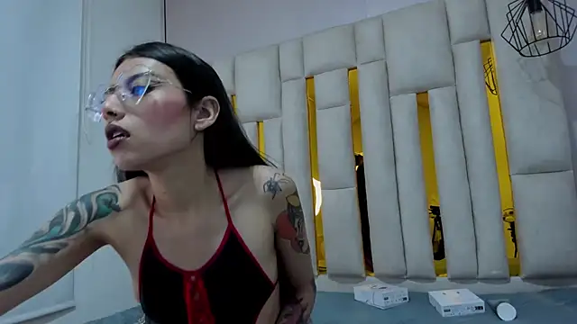 viollettaa  online show from November 16, 2025, 12:11 pm