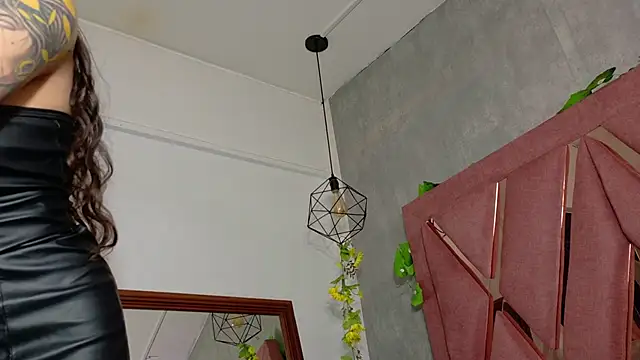 viollettaa  online show from December 5, 2025, 6:59 pm