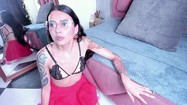 viollettaa  online show from December 16, 2025, 6:57 pm