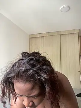 Alexia 24 online show from April 27, 2026, 6:39 pm