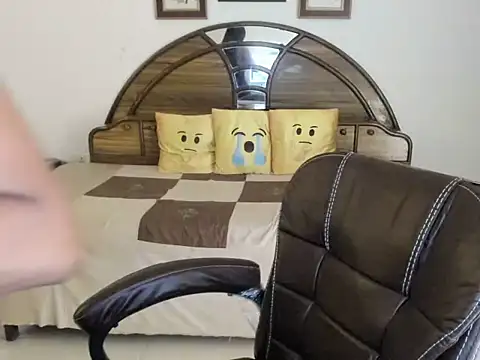 LovelyYoYo online show from October 8, 2025, 2:09 am