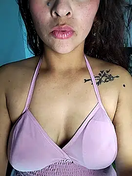 Snapshot of Fox_Roxxan chatting on October 6, 2025, 1:36 am Fox Roxxan online show from October 6, 2025, 1:36 am