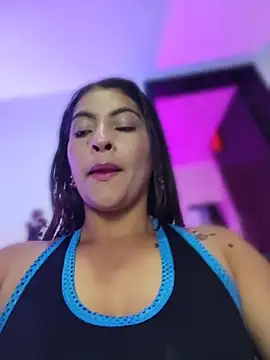 Snapshot of Fox_Roxxan chatting on February 17, 2026, 2:08 am Fox Roxxan online show from February 17, 2026, 2:08 am