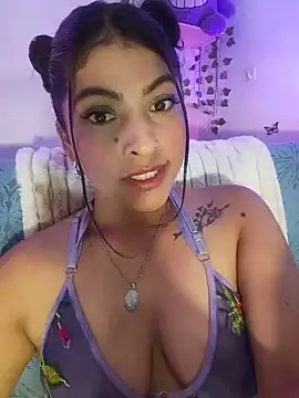 Snapshot of Fox_Roxxan chatting on June 19, 2026, 2:27 am Fox Roxxan online show from June 19, 2026, 2:27 am