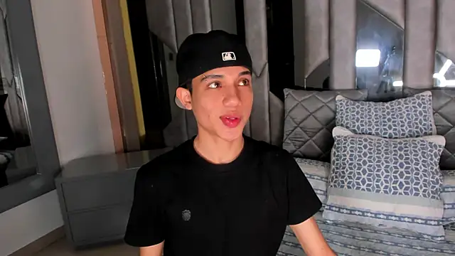 Sebax Young online show from April 21, 2026, 9:28 pm