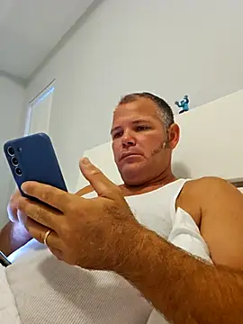 cubanitofeliz40 online show from October 21, 2025, 11:33 am