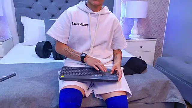 ZoeKrug online show from November 28, 2025, 8:00 pm