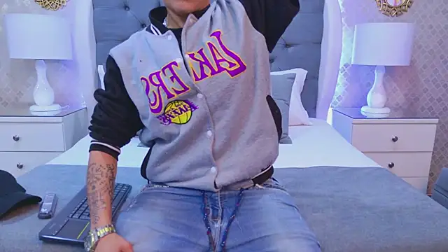 ZoeKrug online show from December 5, 2025, 11:41 am