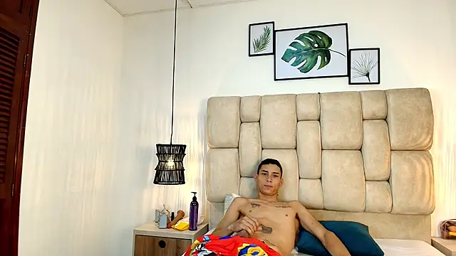 Zoelucas online show from December 4, 2025, 12:03 pm