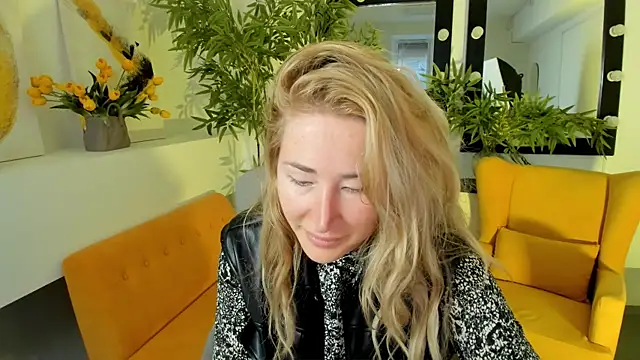 AstraMonroe online show from September 26, 2025, 5:11 am