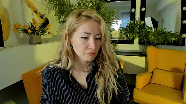 AstraMonroe online show from September 29, 2025, 4:39 am