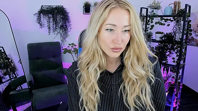 AstraMonroe online show from April 10, 2026, 4:17 am