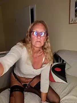 HotWifeLyn68 online show from September 29, 2025, 7:51 pm