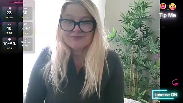 SuzieSub online show from October 22, 2025, 10:48 am