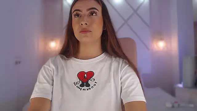 isabellashine online show from September 18, 2025, 3:58 pm