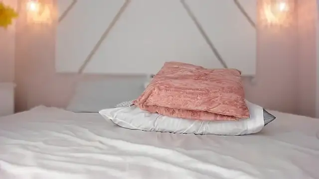 isabellashine online show from April 16, 2026, 9:39 pm