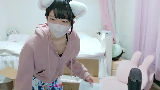 Snapshot of clara_6x9 chatting on October 14, 2025, 2:40 pm clara 6x9 online show from October 14, 2025, 2:40 pm