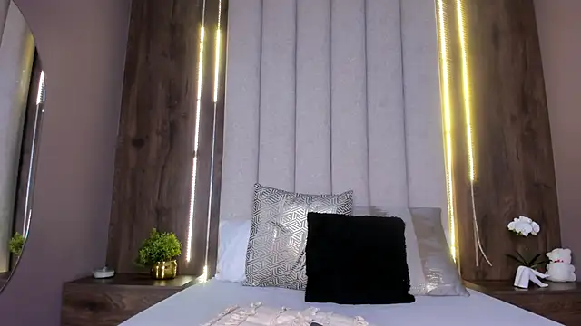 LucySalvatore  online show from September 12, 2025, 8:25 am