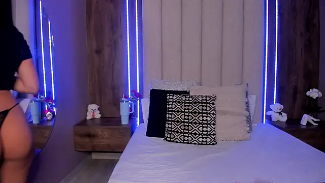 LucySalvatore  online show from March 21, 2026, 11:08 pm