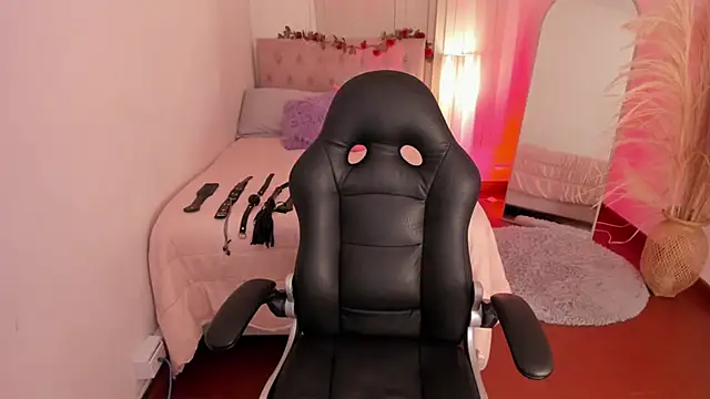 Lucie Harper online show from November 13, 2025, 8:30 pm