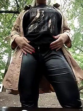 BigAssMom  online show from October 9, 2025, 12:25 pm