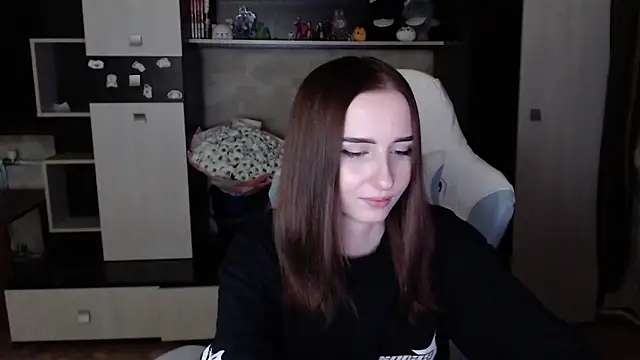 Cutti Crystal online show from October 22, 2025, 7:57 pm