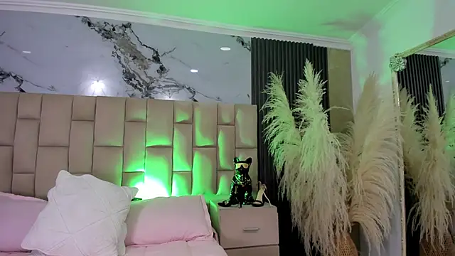 cloesummerr  online show from April 18, 2026, 12:31 pm