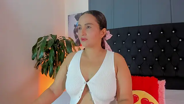 Snapshot of Zafiro__Brown chatting on May 28, 2026, 2:58 pm Zafiro Brown online show from May 28, 2026, 2:58 pm