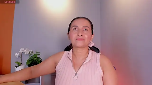 Snapshot of Zafiro__Brown chatting on June 5, 2026, 7:30 pm Zafiro Brown online show from June 5, 2026, 7:30 pm