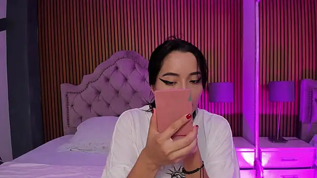 Starbutterflyy  online show from November 4, 2025, 4:11 am