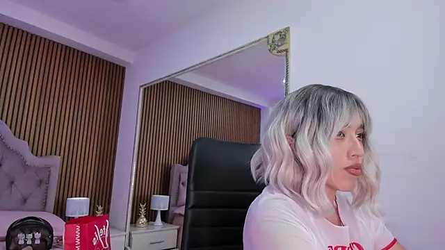 Starbutterflyy  online show from April 5, 2026, 5:04 am