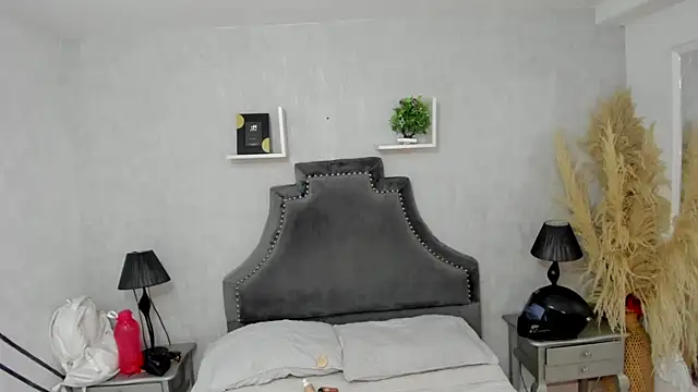 Starbutterflyy  online show from June 4, 2026, 4:51 am