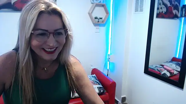 DIVAX MONSERRAT online show from November 26, 2025, 8:10 pm