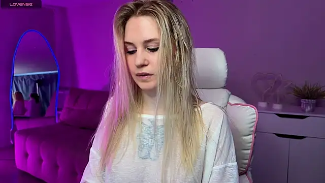 Sofia Kenwood online show from April 4, 2026, 3:05 am