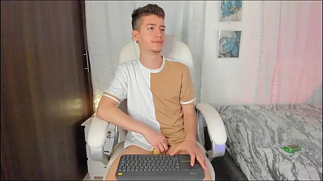 ThiagooJames online show from September 26, 2025, 3:32 am